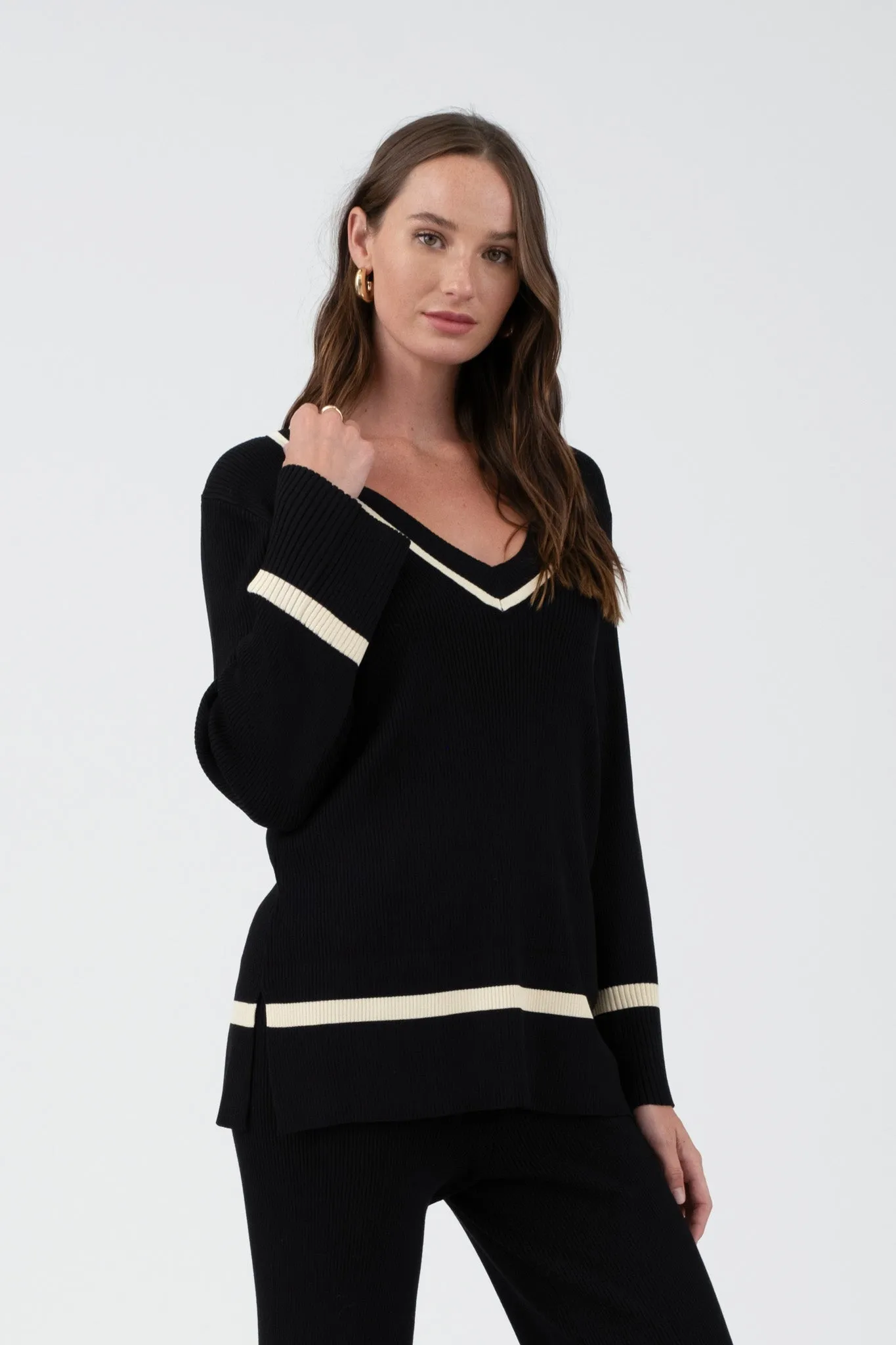 CONTRAST TRIM V NECK PULLOVER SWEATER