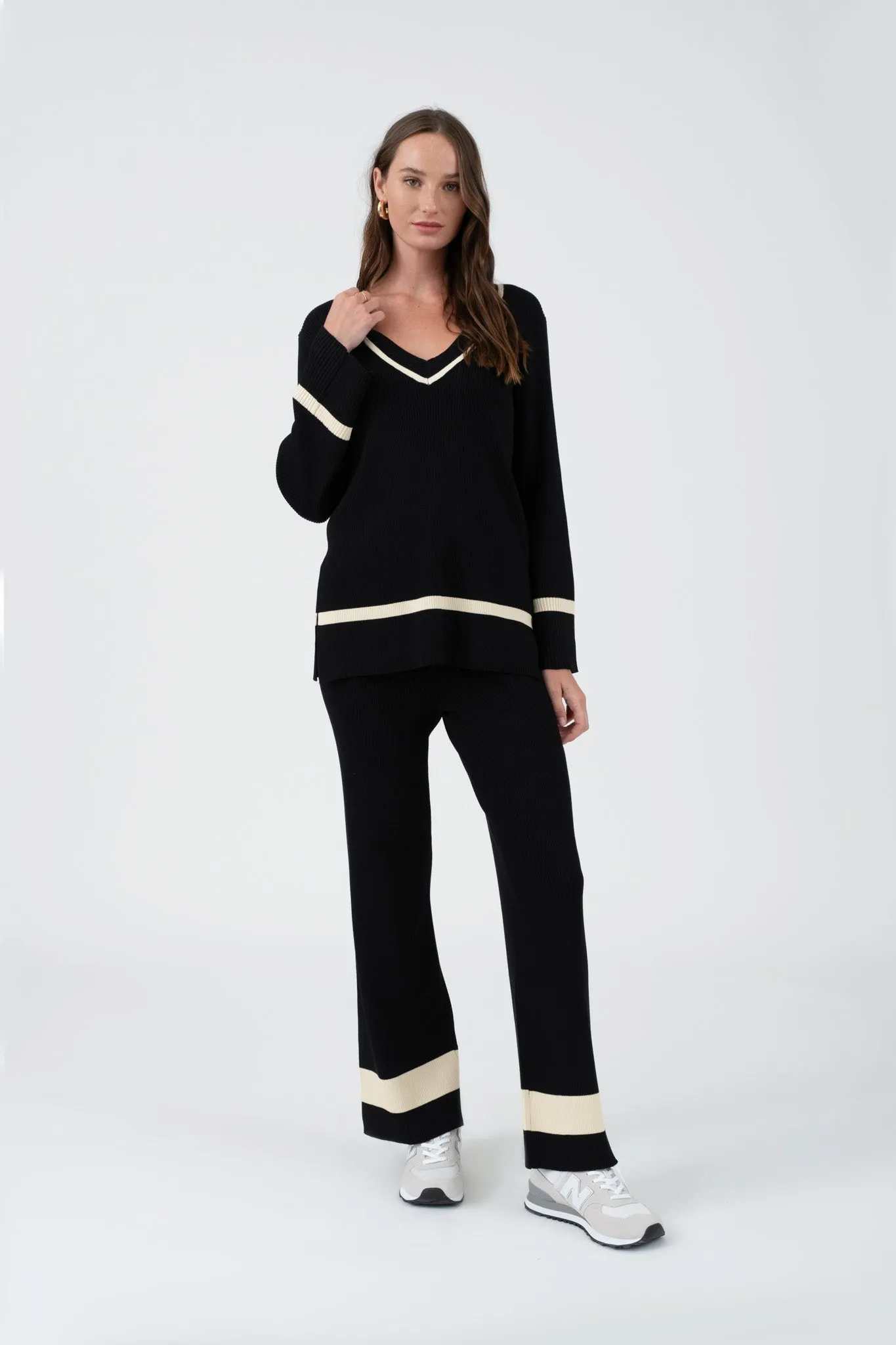 CONTRAST TRIM V NECK PULLOVER SWEATER