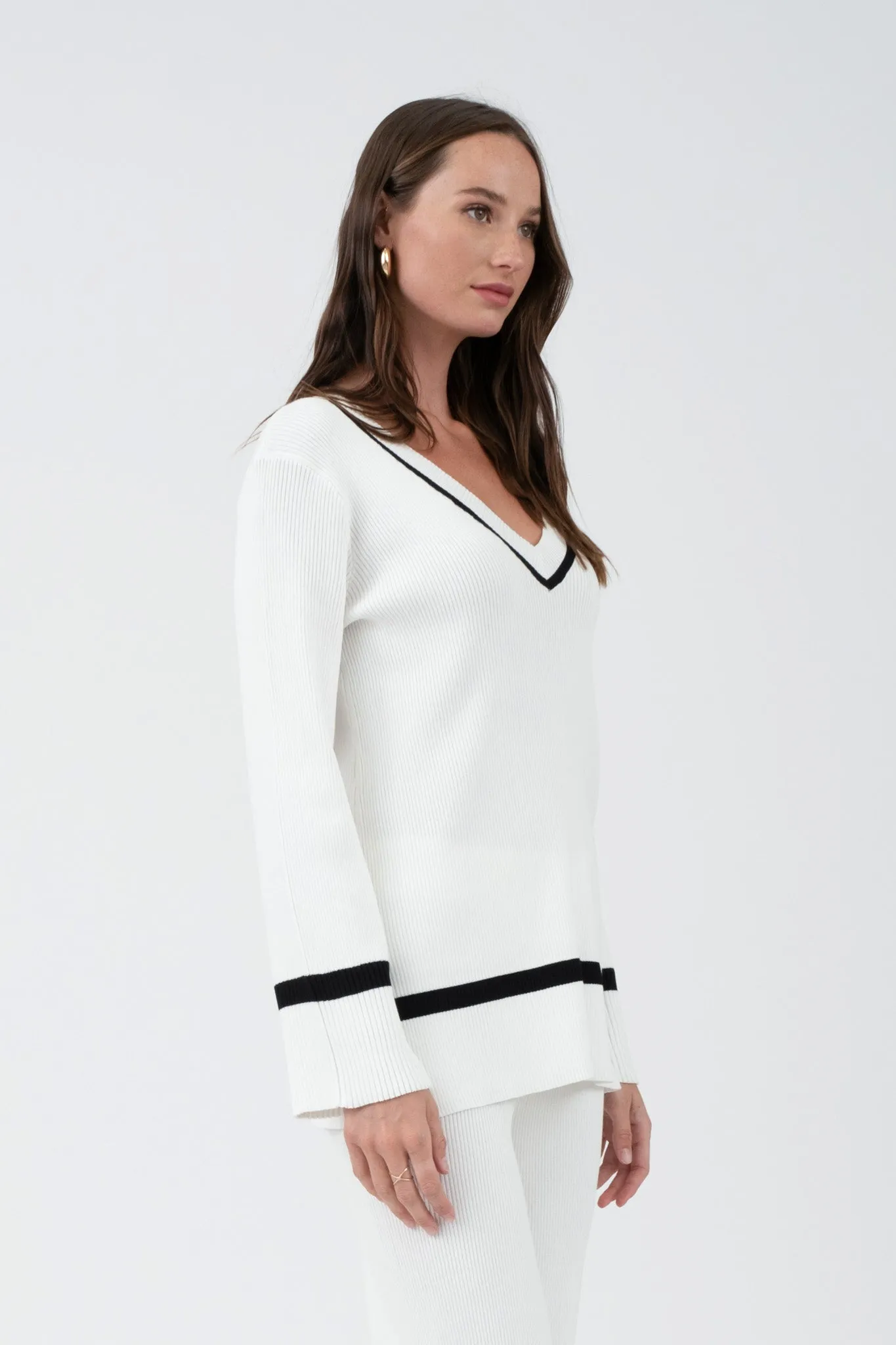 CONTRAST TRIM V NECK PULLOVER SWEATER