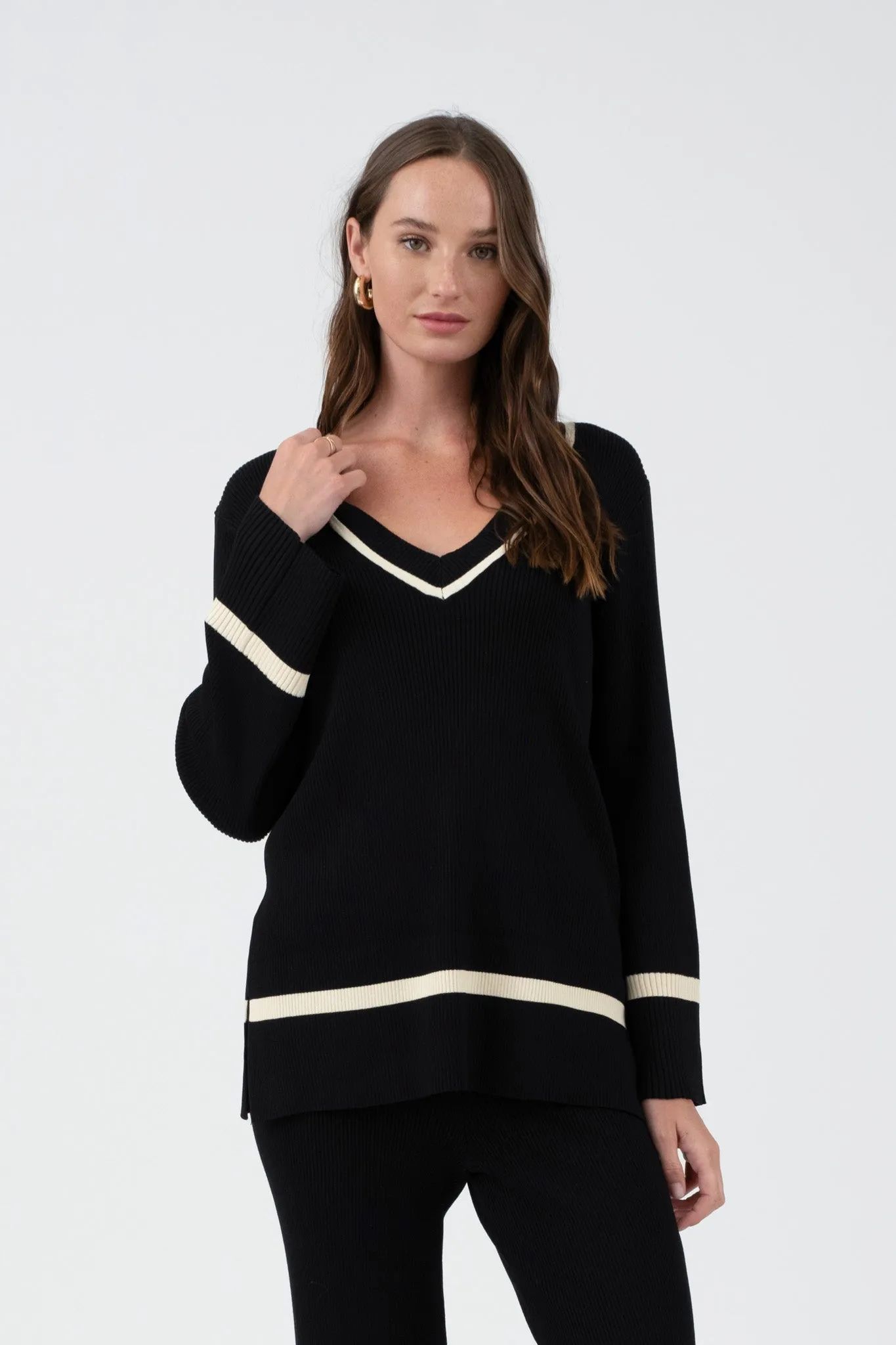 CONTRAST TRIM V NECK PULLOVER SWEATER